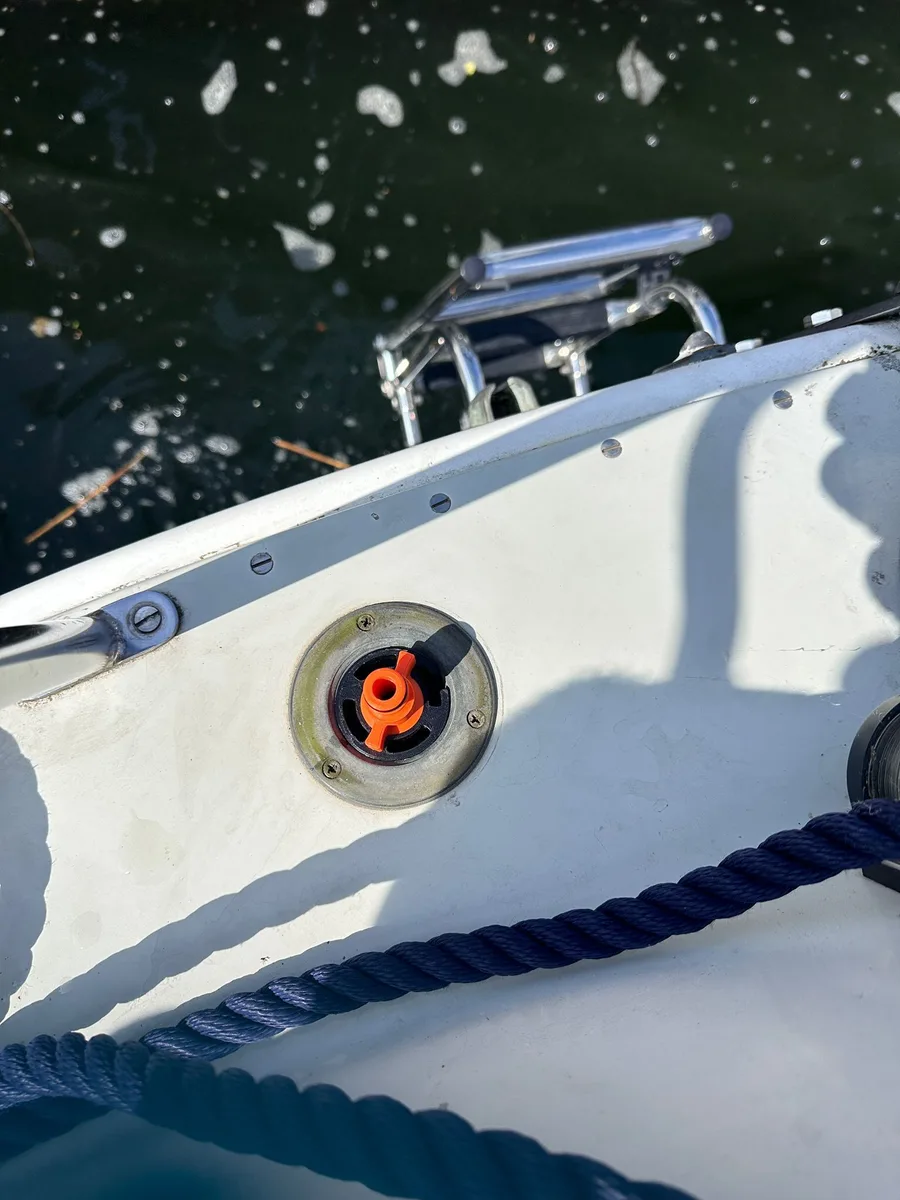 Wipple watertankdop tijdens het water tanken aan de steiger