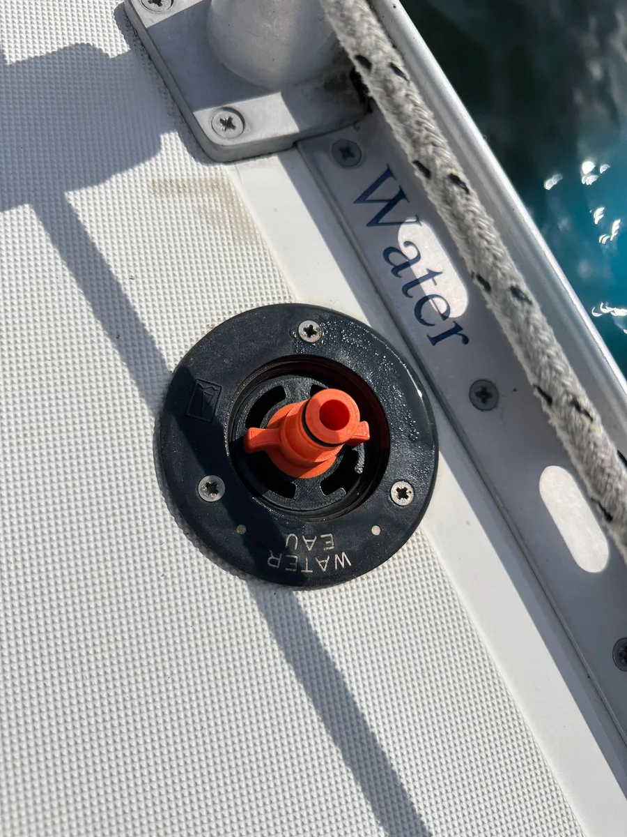 Watertank van een boot vullen met de Wipple watertankdop